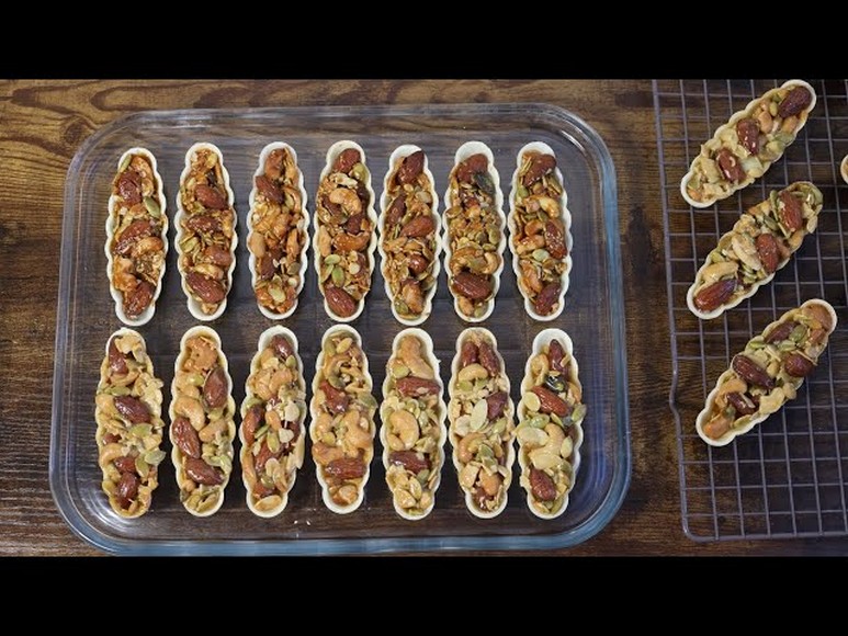 Bánh thuyền Pide phô mai vàng óng vừa ra lò trên khay gỗ, viền bánh bóng bơ