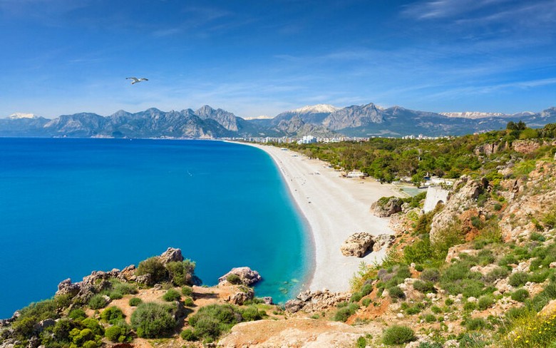 Bãi biển Antalya bên biển Địa Trung Hải