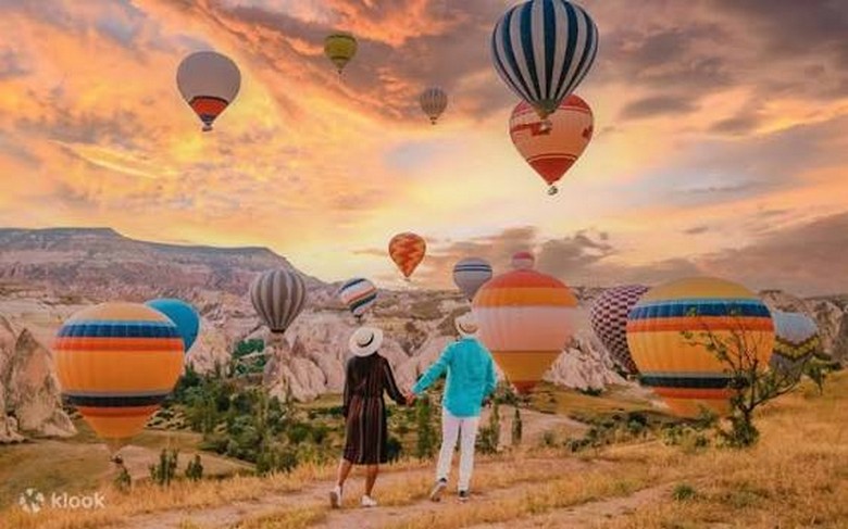 Cặp đôi nâng ly bên khung cảnh hoàng hôn ở Cappadocia