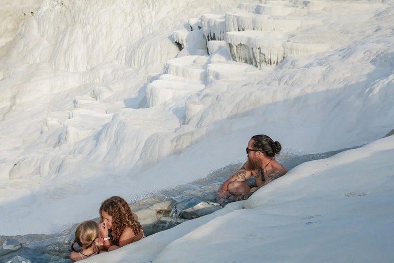 Cặp đôi tắm khoáng tại ruộng bậc thang đá vôi Pamukkale