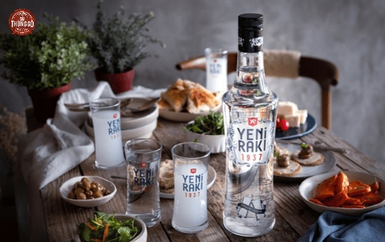 Chai Yeni Rakı và ly raki cao mảnh trên bàn ăn