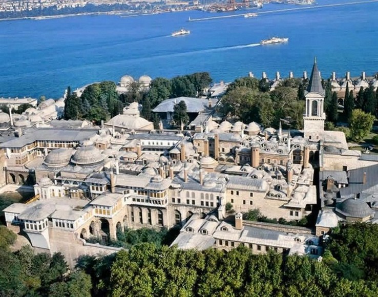 Cung điện Topkapi nhìn từ trên cao với sân vườn và eo biển Bosphorus phía sau