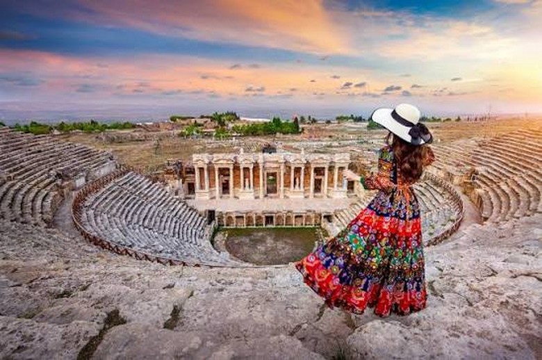Du khách đội mũ rộng vành tham quan thành cổ Ephesus dưới nắng gắt
