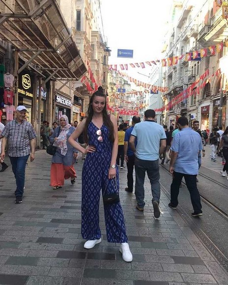 Du khách đi bộ giữa các con phố lát đá ở khu Sultanahmet