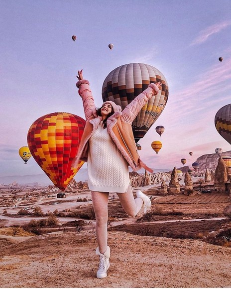 Du khách mặc áo khoác nhẹ chờ bay khinh khí cầu lúc sáng sớm tại Cappadocia
