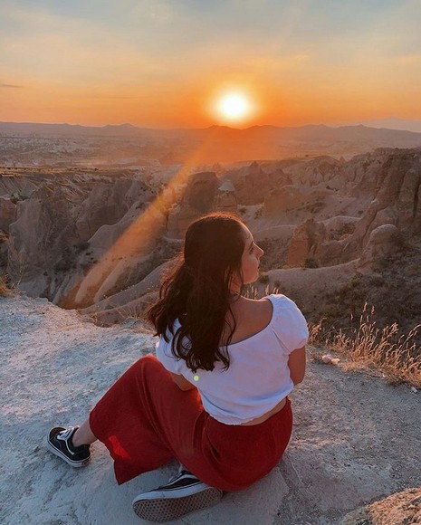 Du khách ngắm hoàng hôn và chụp ảnh ngược sáng ở Cappadocia