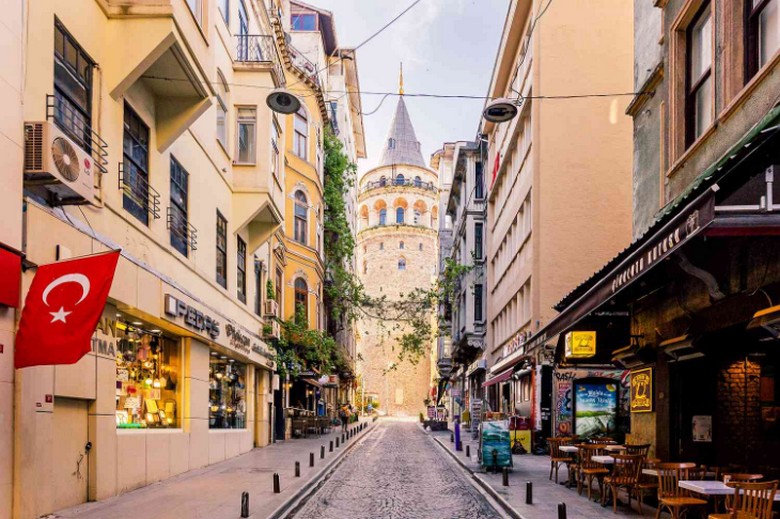 Du khách quốc tế tham quan đông đúc ở khu phố cổ Istanbul
