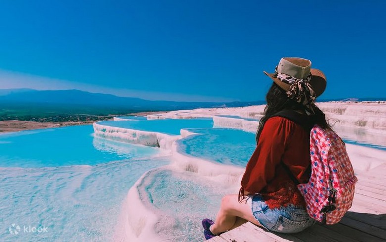 Du khách tham quan an toàn tại ruộng bậc thang đá vôi Pamukkale