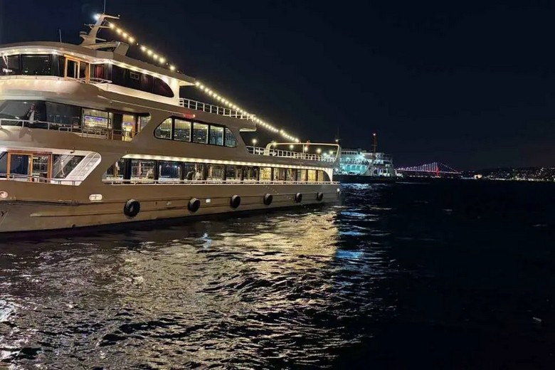 Du thuyền ăn tối trên eo biển Bosphorus về đêm ở Istanbul