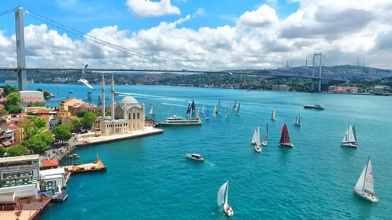 Du thuyền trên eo biển Bosphorus ở Istanbul