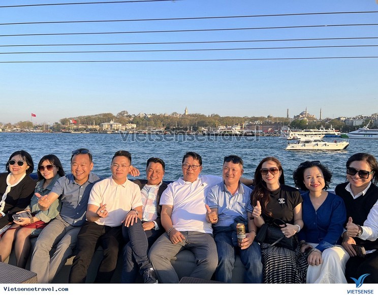 Gia đình nhiều thế hệ tham quan cùng nhau bên eo biển Bosphorus