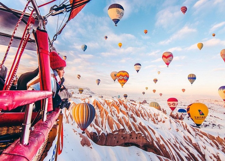 Hàng trăm khinh khí cầu bay trên các thung lũng Cappadocia lúc bình minh