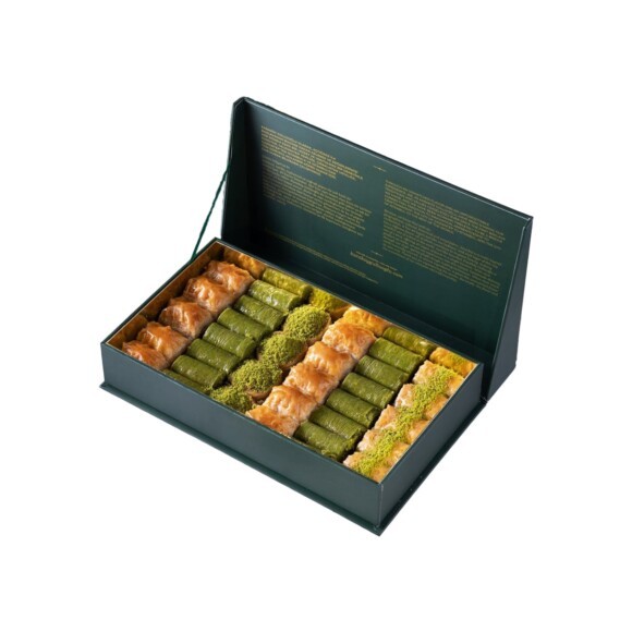 Hộp baklava đóng gói làm quà mang về, bên cạnh tách trà Thổ Nhĩ Kỳ