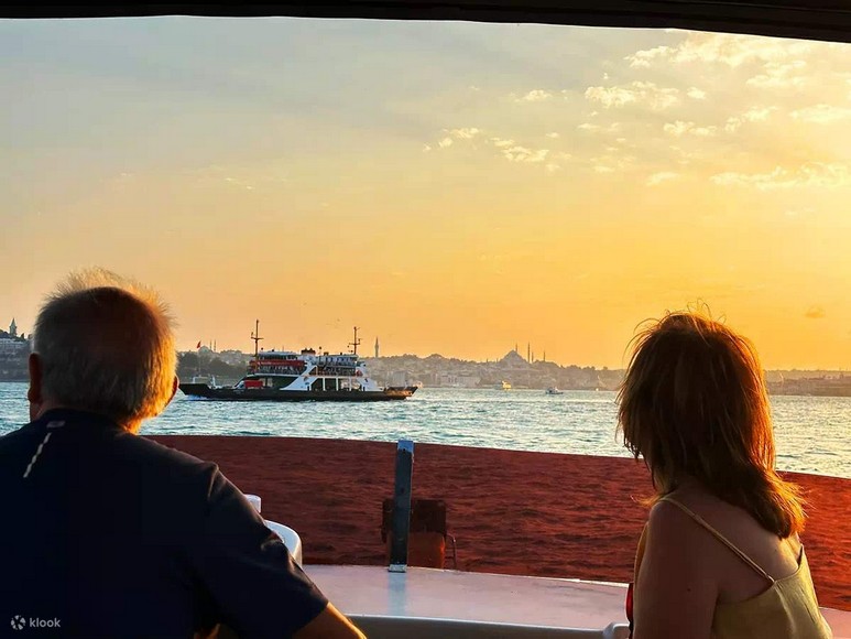 Hoàng hôn buông trên eo biển Bosphorus nhìn từ trên thuyền