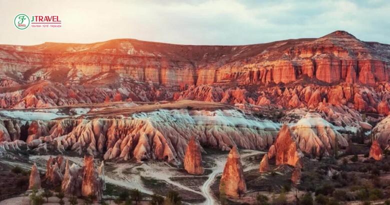 Hoàng hôn nhuộm đỏ vách đá Thung lũng Đỏ Cappadocia