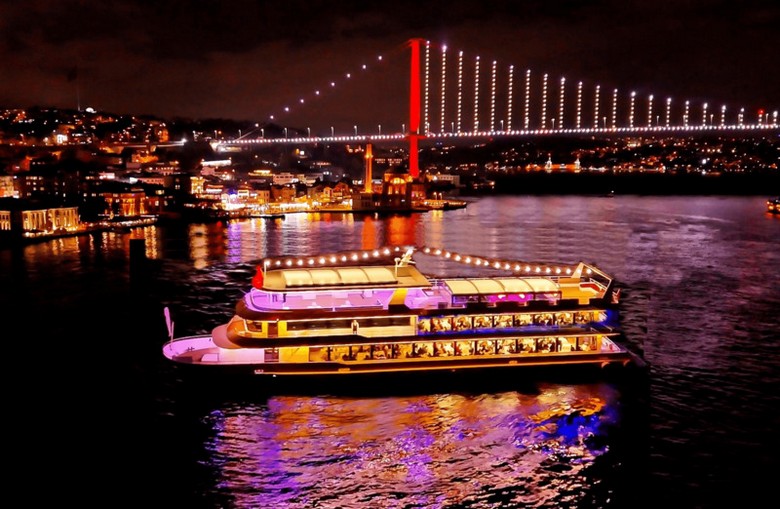 Hoàng hôn trên eo biển Bosphorus và đèn thành phố Istanbul