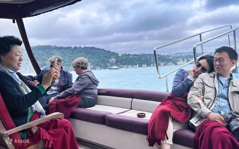 Khách ngồi trên boong phà ngắm cung điện ven eo biển Bosphorus