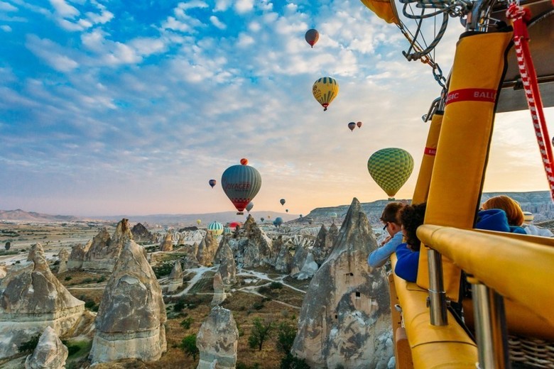 Khách trong khoang khí cầu ngắm cảnh bình minh Cappadocia