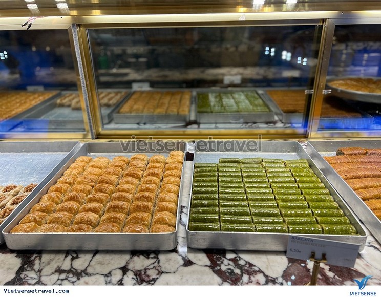 Khay baklava hạt dẻ cười xanh óng vàng trong tủ kính một tiệm bánh ở Istanbul