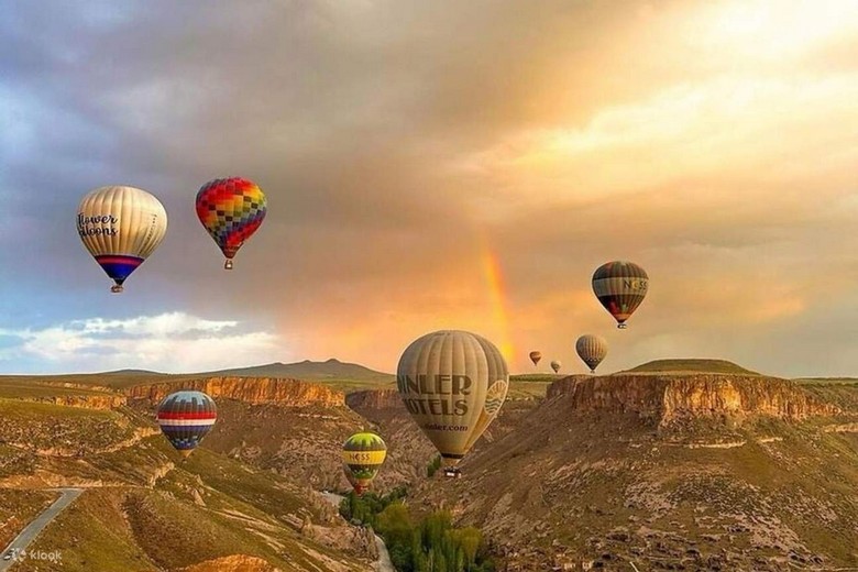 Khinh khí cầu bay trên thung lũng Cappadocia lúc bình minh