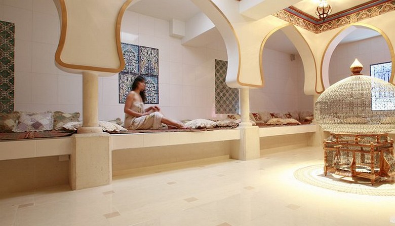 Khu vực chờ tách biệt dành cho nam và nữ tại một Hammam