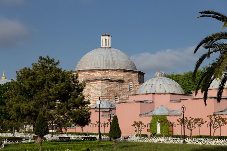 Kiến trúc mái vòm lịch sử của một Hammam nổi tiếng tại Istanbul
