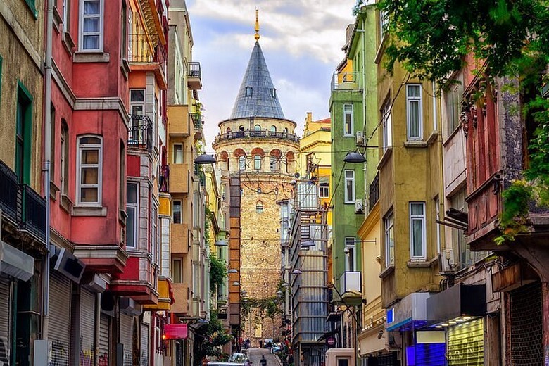 Lối vào và quầy vé dưới chân Tháp Galata