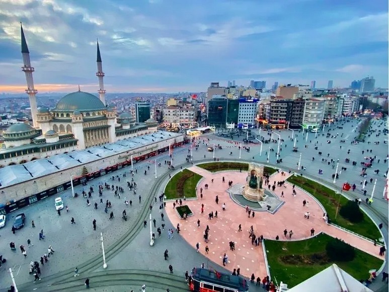 Lực lượng an ninh và máy soi tại lối vào một điểm tham quan ở Istanbul