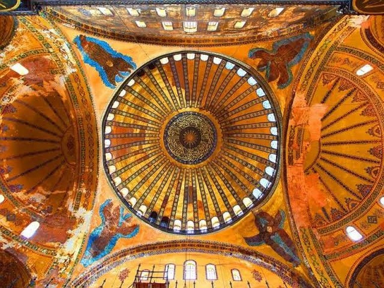 Mái vòm trung tâm và các tấm thư pháp tròn bên trong Hagia Sophia