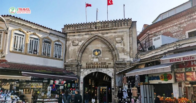 Một cổng vào Chợ Grand Bazaar với mái vòm và biển tên