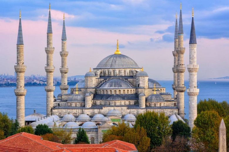 Nhà thờ Hồi giáo Xanh với sáu tháp minaret và mái vòm