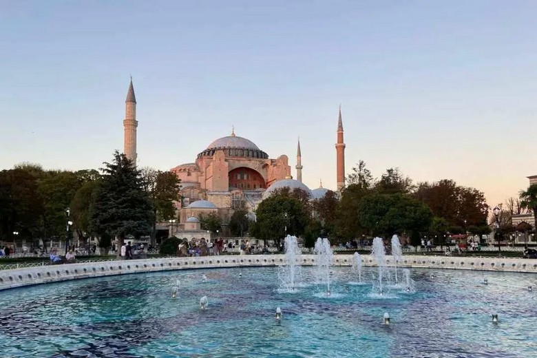 Nhà thờ Hagia Sophia và Nhà thờ Hồi giáo Xanh nhìn từ quảng trường Sultanahmet