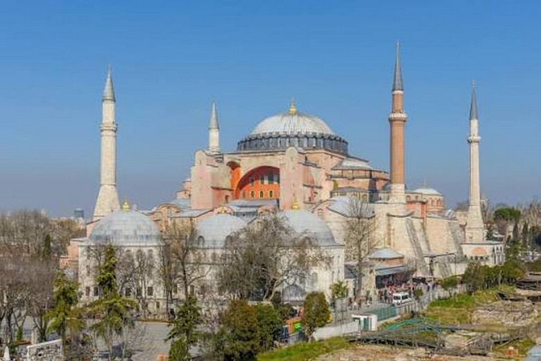 Nhà thờ Hagia Sophia với mái vòm Byzantine và tháp minaret Ottoman