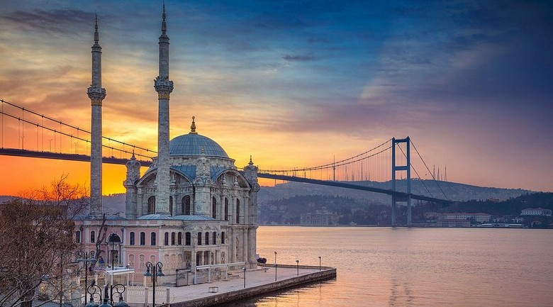 Nhà thờ Ortaköy nằm dưới cây cầu bắc qua eo biển Bosphorus