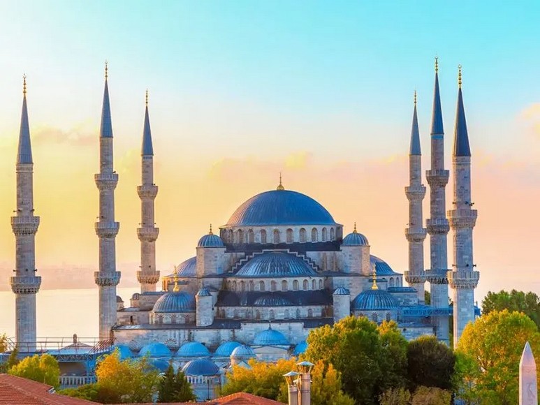 Nhà thờ Xanh với sáu ngọn tháp nhìn từ quảng trường Sultanahmet