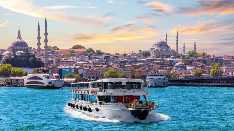 Phà chở khách lướt trên eo biển Bosphorus với hai bờ thành phố