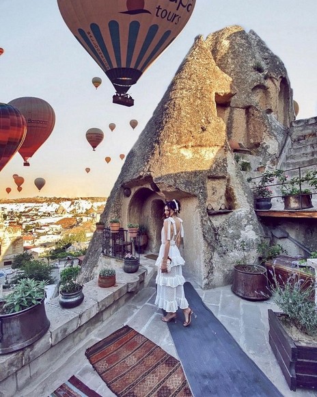 Phòng khách sạn hang đá có sân thượng nhìn ra thung lũng Cappadocia
