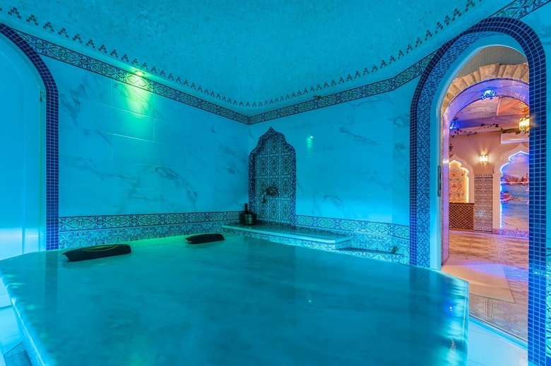 Không gian mái vòm cổ kính bên trong một Hammam lịch sử tại Istanbul