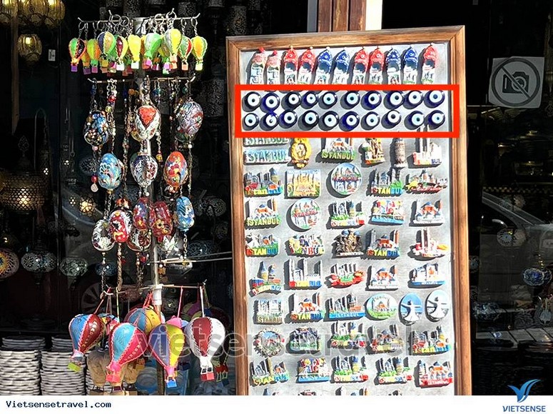 Quầy hàng lưu niệm Thổ Nhĩ Kỳ với mắt Nazar treo kín