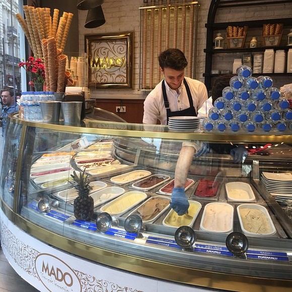 Quầy kem dondurma nhiều màu trong một quán MADO tại Istanbul