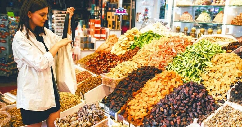 Quầy trà nhiều màu sắc với trà táo và các loại trà thảo mộc tại Chợ Gia Vị Istanbul