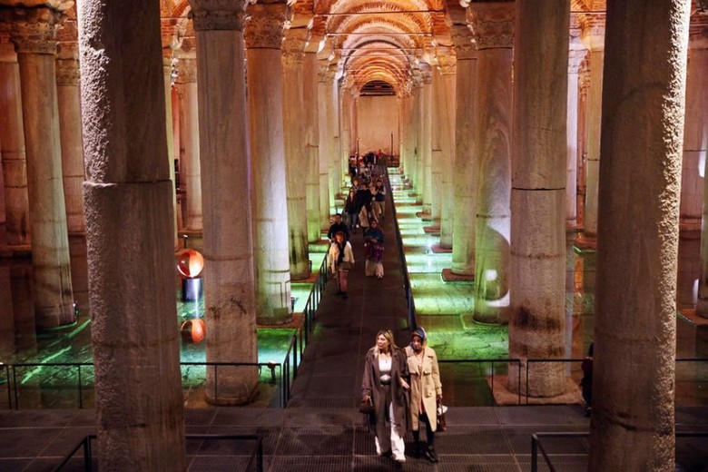 Rừng cột đá trong Bể ngầm Basilica Cistern dưới ánh sáng mờ huyền ảo