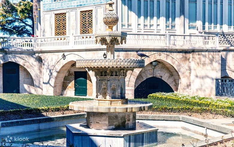 Sân trong và mái hiên cổ của Cung điện Topkapi