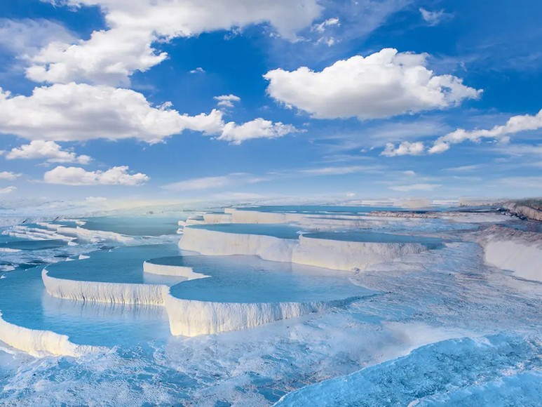Suối nước khoáng nóng chảy tạo thành các bậc thang đá vôi trắng Pamukkale