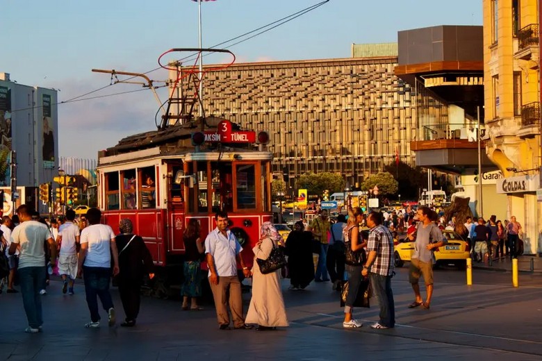 Tàu điện T1 chạy qua khu phố cổ Sultanahmet ở Istanbul