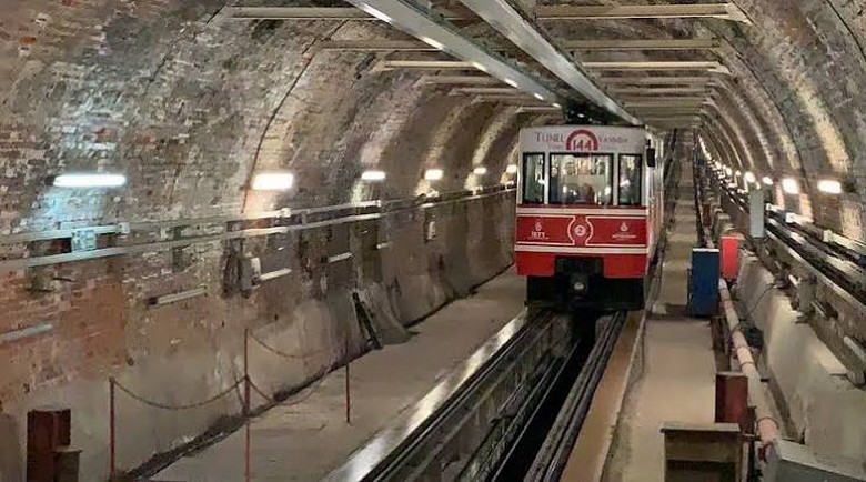 Tàu điện tuyến T1 chạy qua khu phố cổ Sultanahmet
