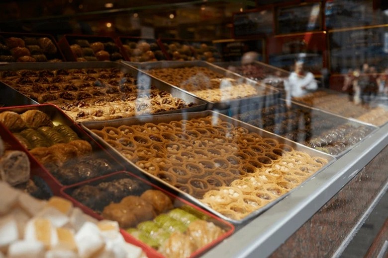 Tủ kính trưng bày nhiều loại baklava khác nhau tại một tiệm bánh ở Istanbul