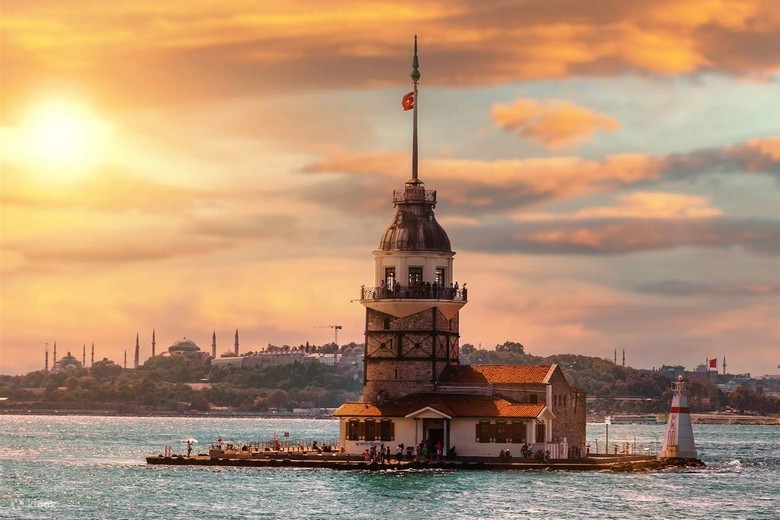 Tháp Maiden (Kız Kulesi) giữa eo biển Bosphorus
