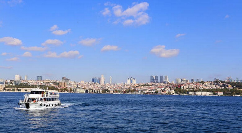 Thuyền đi trên eo biển Bosphorus, một bên là châu Âu một bên là châu Á