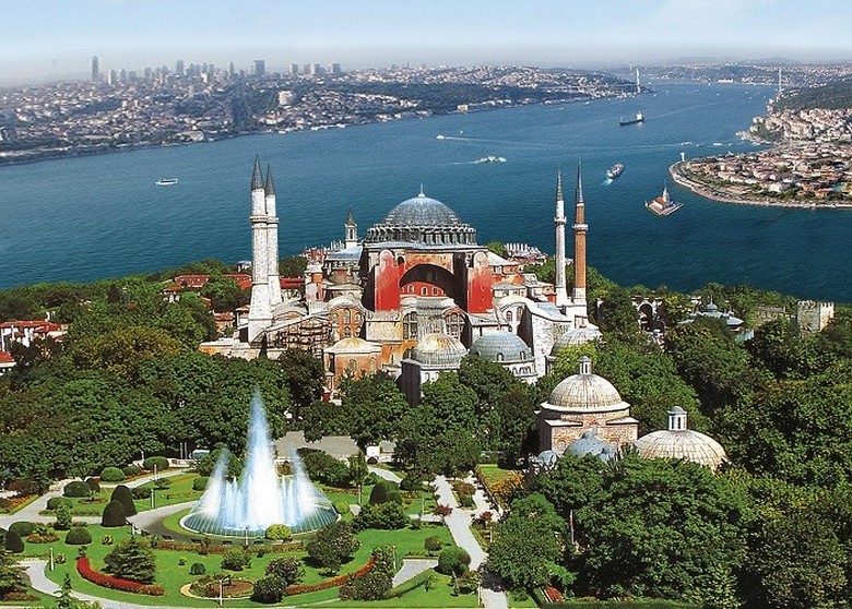 Toàn cảnh Nhà thờ Hagia Sophia với mái vòm và bốn ngọn tháp